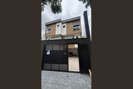 Casa à venda com 142m², 3 quartos e 4 vagas Casa à venda com 142m², 3 quartos e 4 vagasFachada