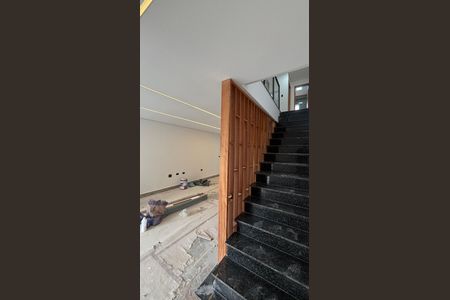 Casa à venda com 142m², 3 quartos e 4 vagas Casa à venda com 142m², 3 quartos e 4 vagasEscada