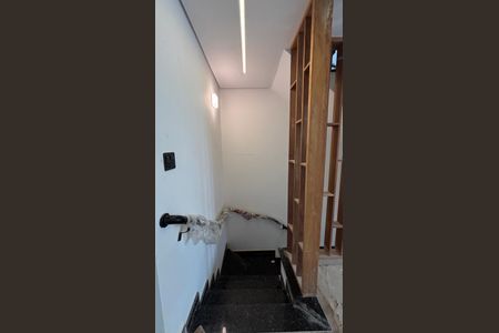 Casa à venda com 142m², 3 quartos e 4 vagas Casa à venda com 142m², 3 quartos e 4 vagasEscada