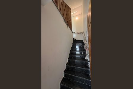 Casa à venda com 142m², 3 quartos e 4 vagas Casa à venda com 142m², 3 quartos e 4 vagasEscada