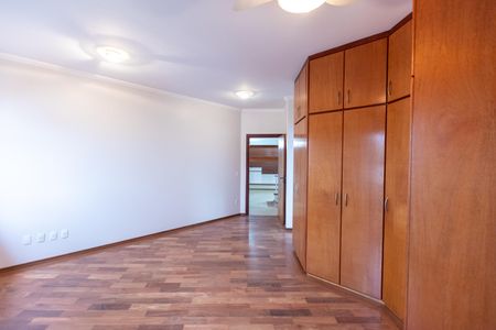 Casa de condomínio para alugar com 710m², 5 quartos e 6 vagasSuíte 4