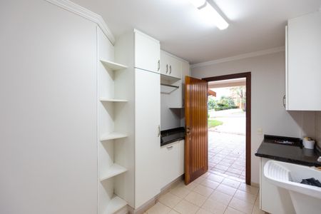 Casa de condomínio para alugar com 710m², 5 quartos e 6 vagasÁrea de Serviço