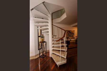 Apartamento à venda com 157m², 2 quartos e 2 vagas Apartamento à venda com 157m², 2 quartos e 2 vagasEscada