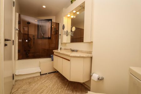 Apartamento à venda com 157m², 2 quartos e 2 vagas Apartamento à venda com 157m², 2 quartos e 2 vagasBanheiro da Suite Master