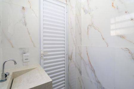 Banheiro de kitnet/studio para alugar com 1 quarto, 35m² em Vila Romana, São Paulo
