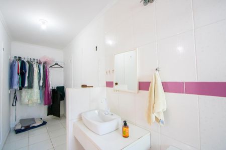 Casa à venda com 213m², 3 quartos e 2 vagasBanheiro do quarto 2