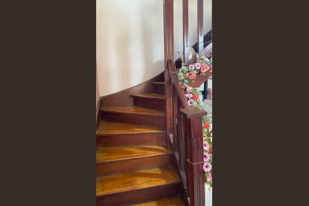 Casa à venda com 210m², 4 quartos e 2 vagasEscada