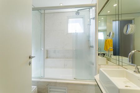 Apartamento à venda com 127m², 3 quartos e 2 vagas Apartamento à venda com 127m², 3 quartos e 2 vagasBanheiro da Suíte