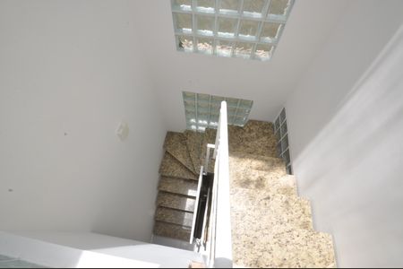 Casa de condomínio para alugar com 220m², 3 quartos e 2 vagasEscada