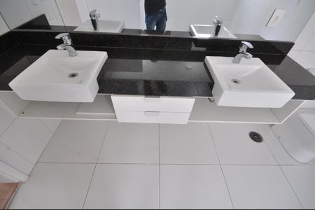 Casa de condomínio para alugar com 220m², 3 quartos e 2 vagasBanheiro da Suíte 1