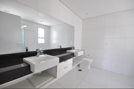 Casa de condomínio para alugar com 220m², 3 quartos e 2 vagasBanheiro da Suíte 1