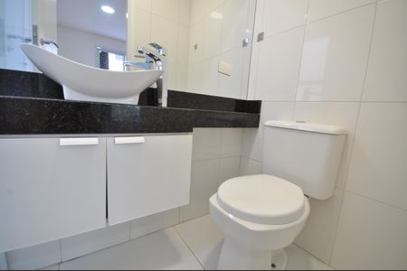 Casa de condomínio para alugar com 220m², 3 quartos e 2 vagasBanheiro da Suíte 2