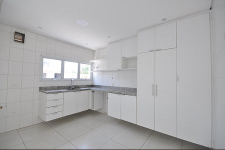 Casa de condomínio para alugar com 220m², 3 quartos e 2 vagasCozinha