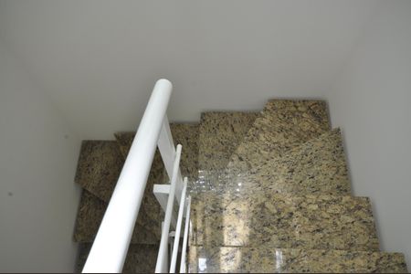 Casa de condomínio para alugar com 220m², 3 quartos e 2 vagasEscada de entrada