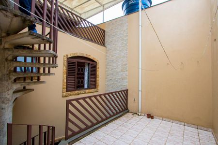 Casa à venda com 250m², 3 quartos e 2 vagas Casa à venda com 250m², 3 quartos e 2 vagasTerraço