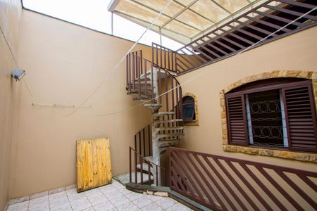 Casa à venda com 250m², 3 quartos e 2 vagas Casa à venda com 250m², 3 quartos e 2 vagasTerraço