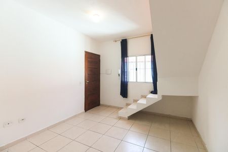 Sala de casa de condomínio para alugar com 2 quartos, 70m² em Chácara Seis de Outubro, São Paulo