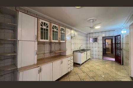 Casa para alugar com 200m², 3 quartos e 2 vagas Casa para alugar com 200m², 3 quartos e 2 vagasCozinha