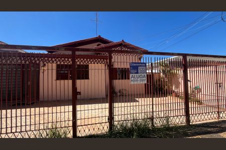 Casa para alugar com 200m², 3 quartos e 2 vagas Casa para alugar com 200m², 3 quartos e 2 vagasFachada