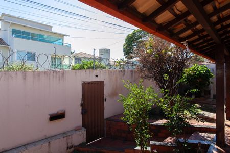 Casa à venda com 440m², 5 quartos e 2 vagasEntrada