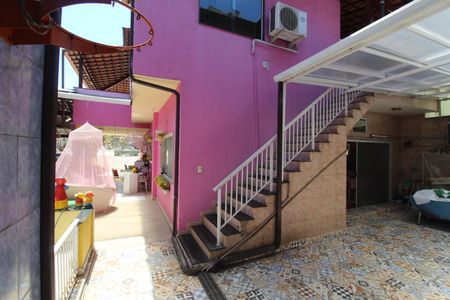 Casa de condomínio para alugar com 242m², 4 quartos e 1 vagaFundos da casa