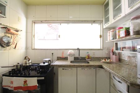 Casa de condomínio para alugar com 242m², 4 quartos e 1 vagaCozinha