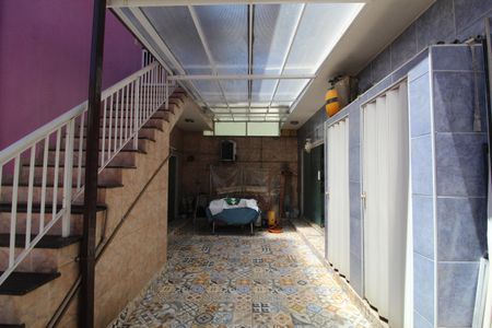 Casa de condomínio para alugar com 242m², 4 quartos e 1 vagaFundos da casa