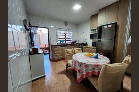 Casa à venda com 260m², 4 quartos e 6 vagas Casa à venda com 260m², 4 quartos e 6 vagasFoto 15