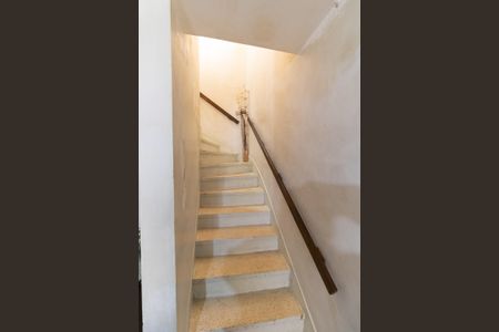 Casa para alugar com 150m², 3 quartos e 2 vagas Casa para alugar com 150m², 3 quartos e 2 vagasEscada