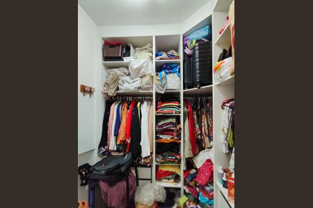 Apartamento à venda com 71m², 2 quartos e 1 vaga Apartamento à venda com 71m², 2 quartos e 1 vagaCloset da suíte