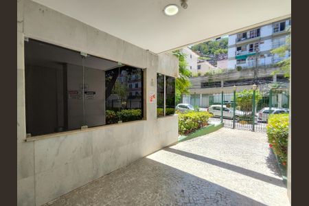 Apartamento à venda com 71m², 2 quartos e 1 vaga Apartamento à venda com 71m², 2 quartos e 1 vagaFachada e portaria