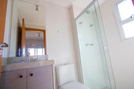 Apartamento à venda com 64m², 2 quartos e 2 vagasBanheiro do quarto 1