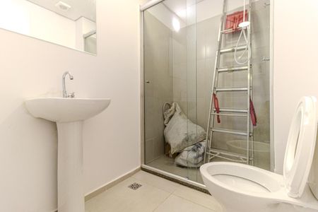 Banheiro Social de kitnet/studio para alugar com 1 quarto, 33m² em República, São Paulo