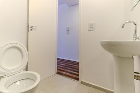 Banheiro Social de kitnet/studio para alugar com 1 quarto, 33m² em República, São Paulo