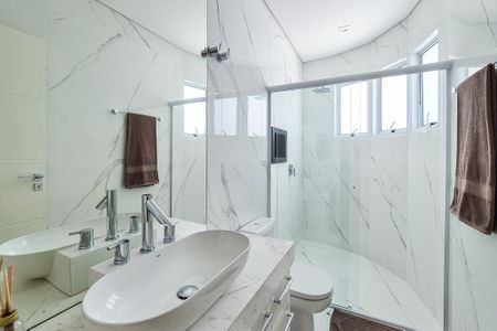 Casa de condomínio à venda com 464m², 4 quartos e 6 vagasBanheiro da Suíte 3