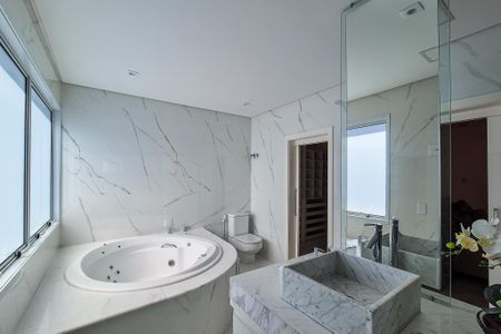 Casa de condomínio à venda com 464m², 4 quartos e 6 vagasBanheiro da Suíte 4