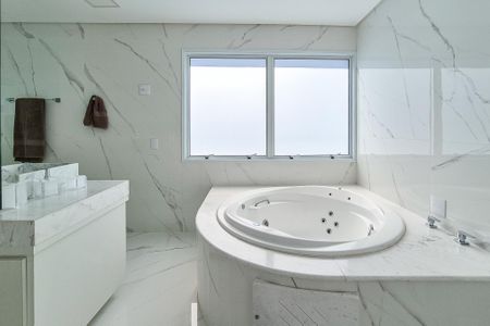 Casa de condomínio à venda com 464m², 4 quartos e 6 vagasBanheiro da Suíte 4