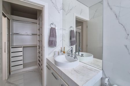 Casa de condomínio à venda com 464m², 4 quartos e 6 vagasBanheiro da Suíte 2