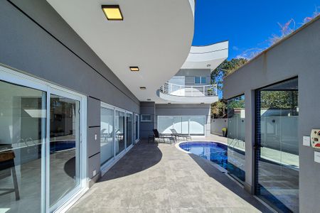 Casa de condomínio à venda com 464m², 4 quartos e 6 vagasPiscina