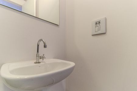 Banheiro de apartamento para alugar com 1 quarto, 27m² em República, São Paulo