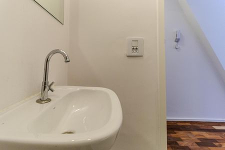 Banheiro Social de kitnet/studio para alugar com 1 quarto, 33m² em República, São Paulo