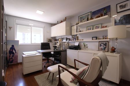 Apartamento à venda com 212m², 4 quartos e 2 vagasEscritório