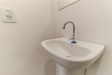 Banheiro Social de kitnet/studio para alugar com 1 quarto, 33m² em República, São Paulo