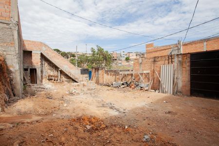Casa à venda com 200m², 1 quarto e 5 vagas Casa à venda com 200m², 1 quarto e 5 vagasQuintal