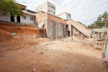 Casa à venda com 200m², 1 quarto e 5 vagas Casa à venda com 200m², 1 quarto e 5 vagasQuintal