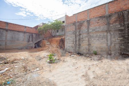 Casa à venda com 200m², 1 quarto e 5 vagas Casa à venda com 200m², 1 quarto e 5 vagasQuintal