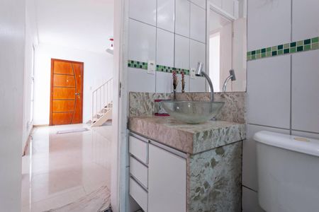 Apartamento para alugar com 69m², 2 quartos e 1 vaga Apartamento para alugar com 69m², 2 quartos e 1 vagaBanheiro social