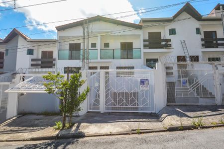 Casa à venda com 192m², 3 quartos e 4 vagas Casa à venda com 192m², 3 quartos e 4 vagasFachada