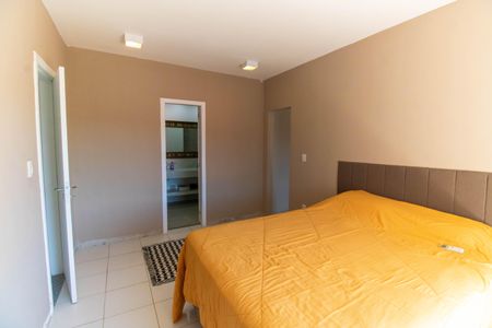 Casa à venda com 220m², 4 quartos e 2 vagas Casa à venda com 220m², 4 quartos e 2 vagasSuíte