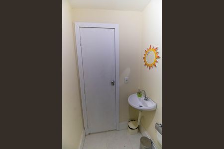 Casa à venda com 220m², 4 quartos e 2 vagas Casa à venda com 220m², 4 quartos e 2 vagasBanheiro de serviço